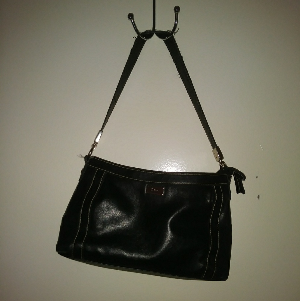 Black medium sized purse