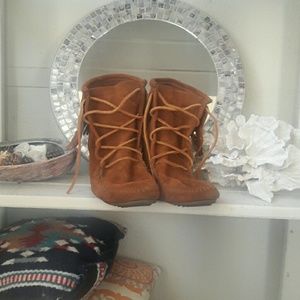 Super fun Minnetonka moccasins