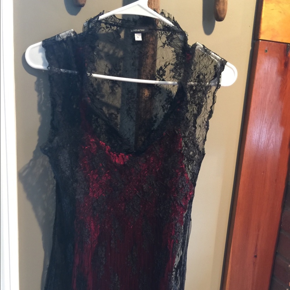 Sleeveless layered blouse in black lace red cami