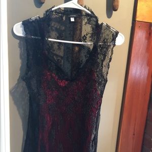 Sleeveless layered blouse in black lace red cami