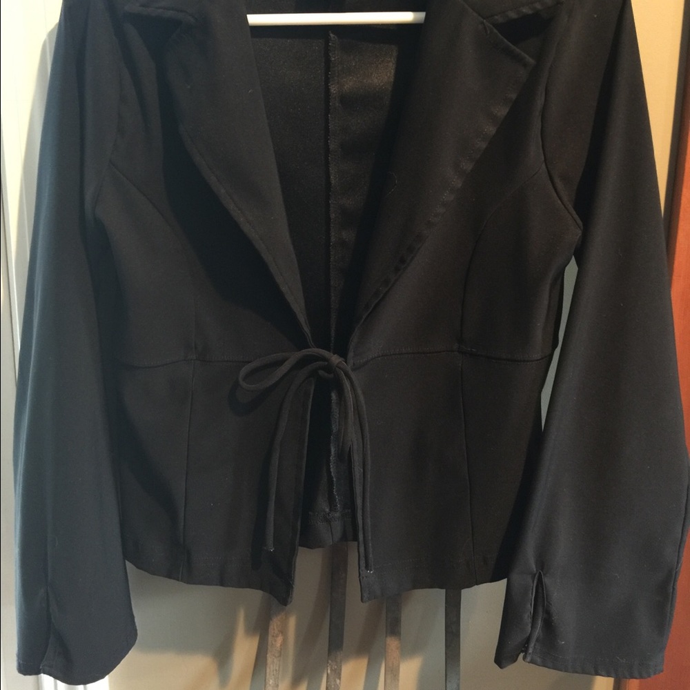 Cropped jacket with ties