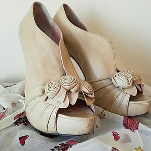 PRICE DROP!7.5 Vince Camuto Cream Heels w/Rosettes