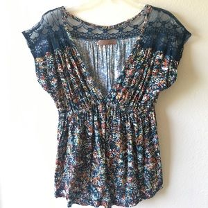 {Nordstrom} floral v neck with lace detailing