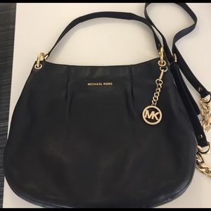 Micheal Kors Shoulder tote. Black. Gently used.