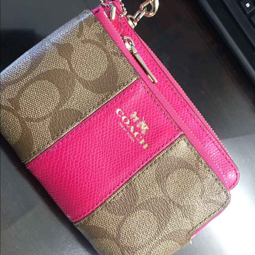 Like new Coach wristlet 👛🎀