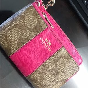 Like new Coach wristlet 👛🎀