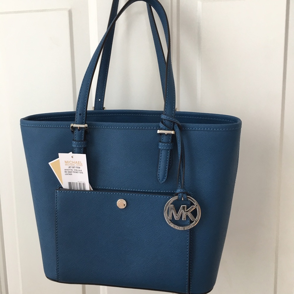 Michael Kors Jet Set snap pocket leather tote.
