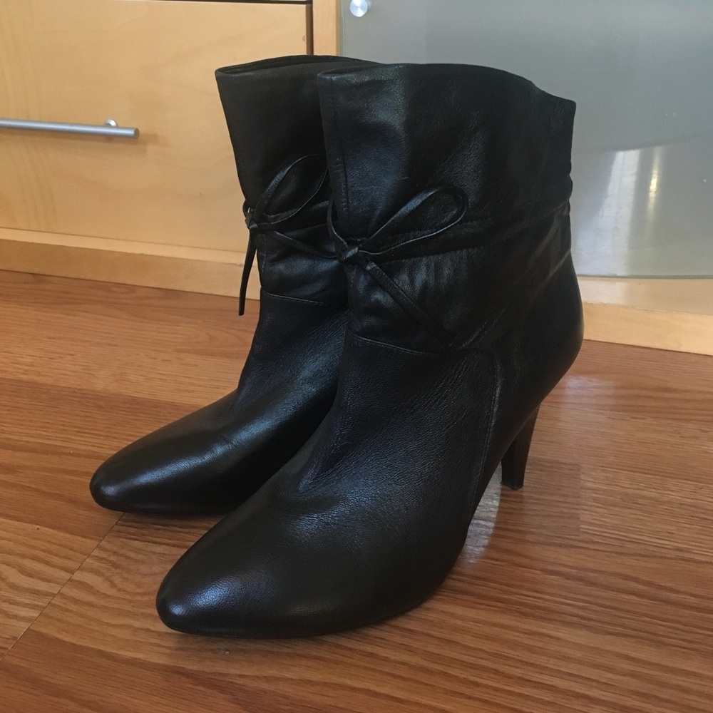 Guess Black Leather Pull On Ankle Boots Sz 7.5