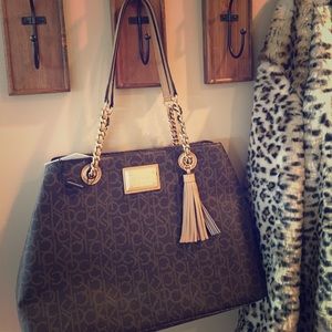 ✨Last chance!! ✨Beautiful Calvin Klein Lg Tote!!