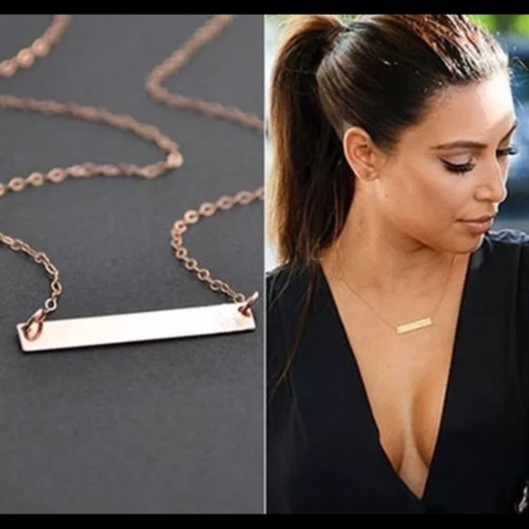 Jewelry - Celebrity style flat gold bar necklace