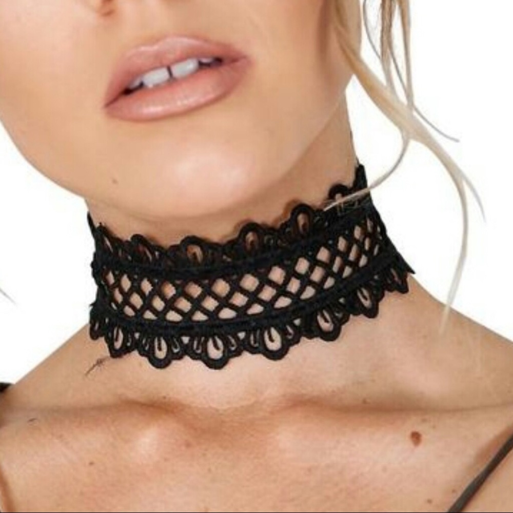 Lace flower choker