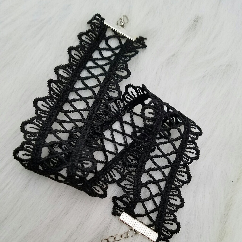 Lace flower choker - Picture 3 of 3
