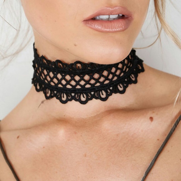 Lace flower choker - Picture 2 of 3