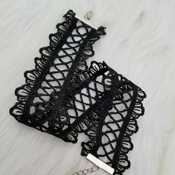 Lace flower choker - Picture 3 of 3