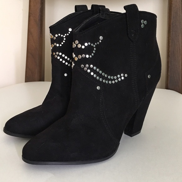 Zara black ankle boots w/ silver grommets size 6.5 - Picture 2 of 4