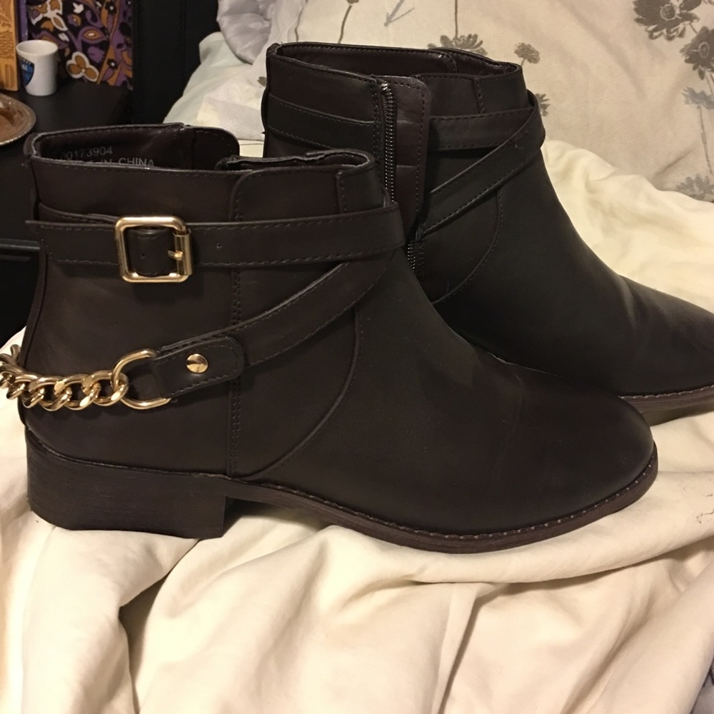 Dark brown booties with gold chain