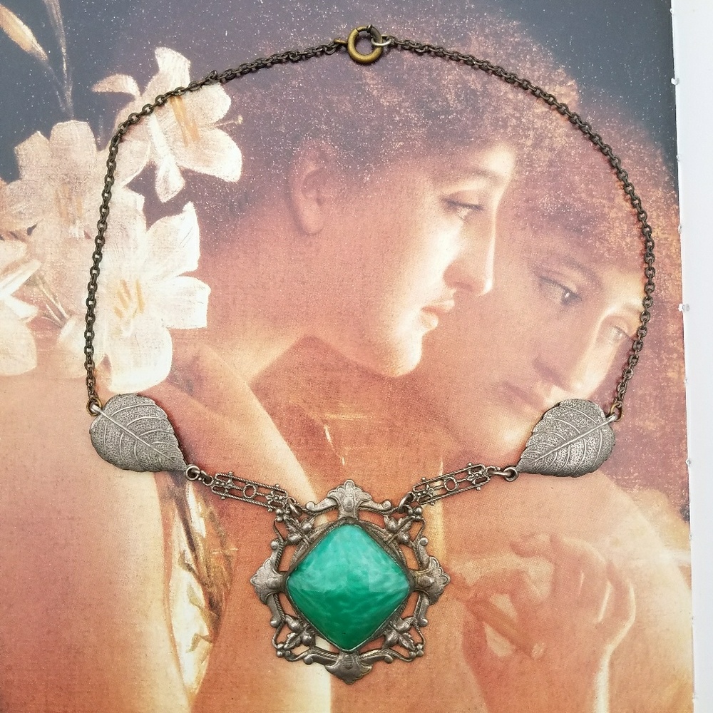 VINTAGE Peking Green Czech Glass Deco Necklace