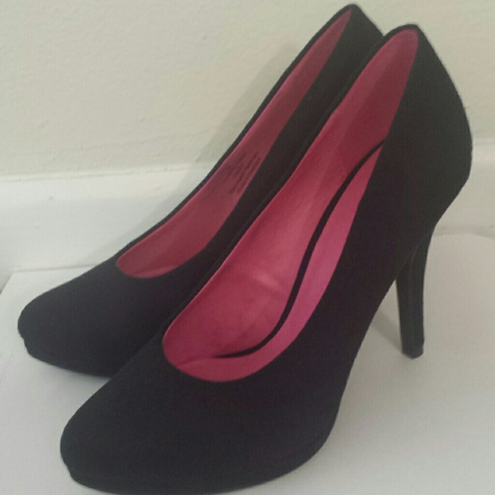 Black Pumps