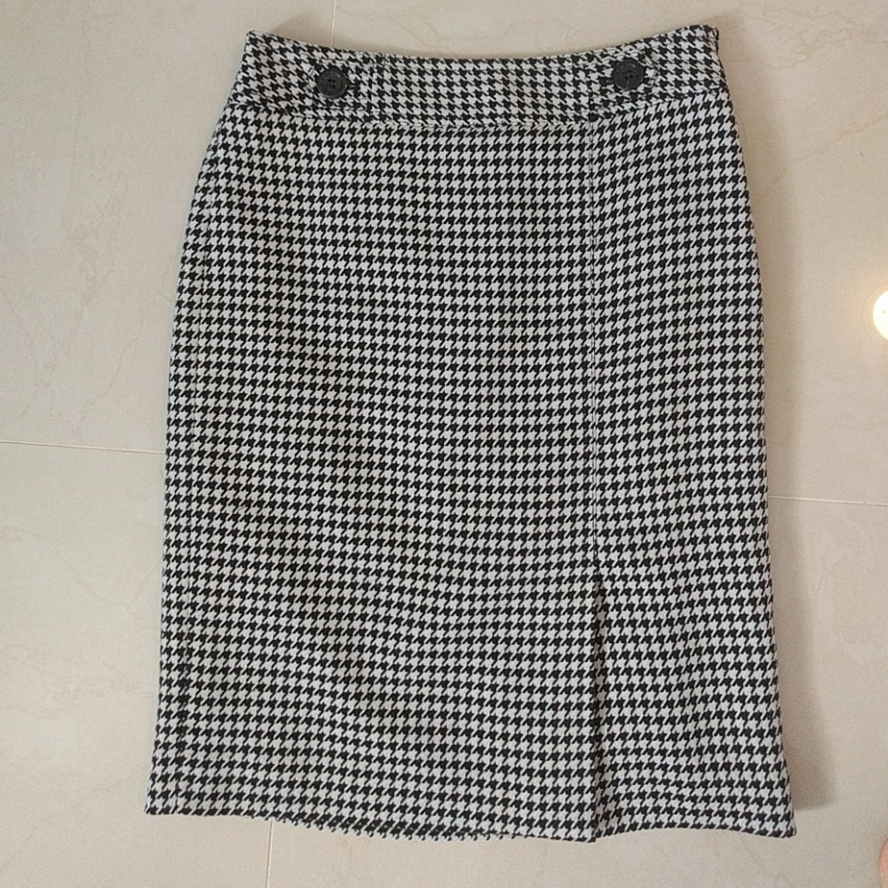 Ann Taylor hounds tooth pencil  skirt. Size 0P