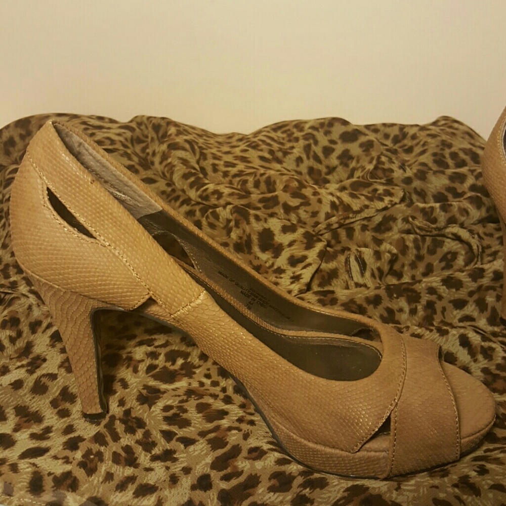 Bandolino reptile suede textured peeptoe pumps EUC