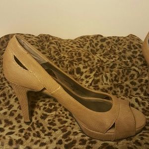 Bandolino reptile suede textured peeptoe pumps EUC