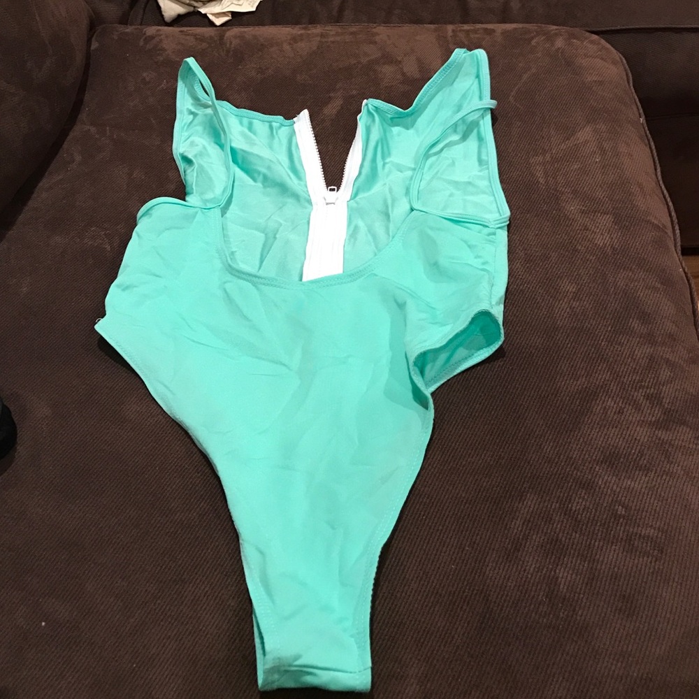 One piece - Picture 2 of 3