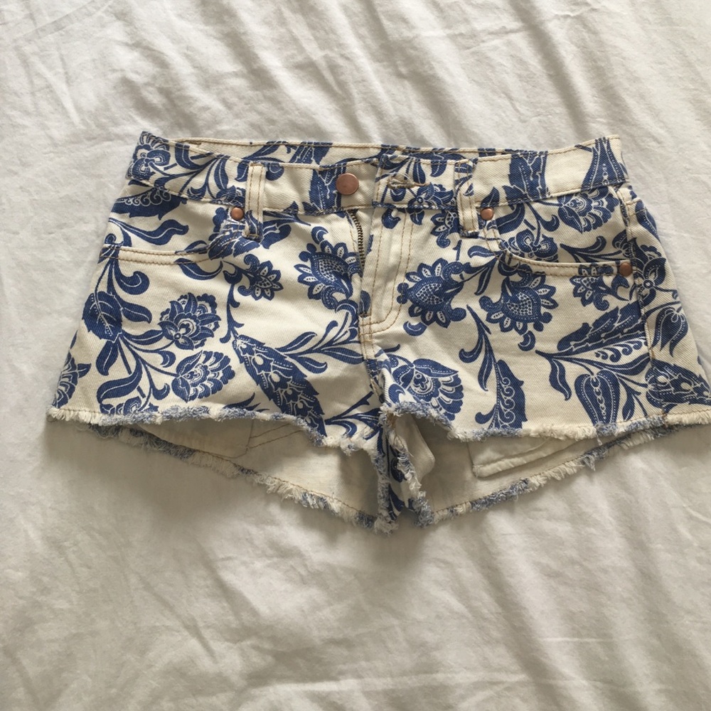 NWOT Forever 21 Floral print jean shorts 25