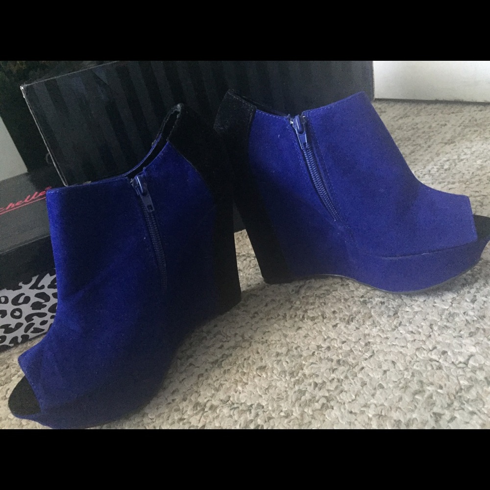 Beautiful blue and black wedges😍