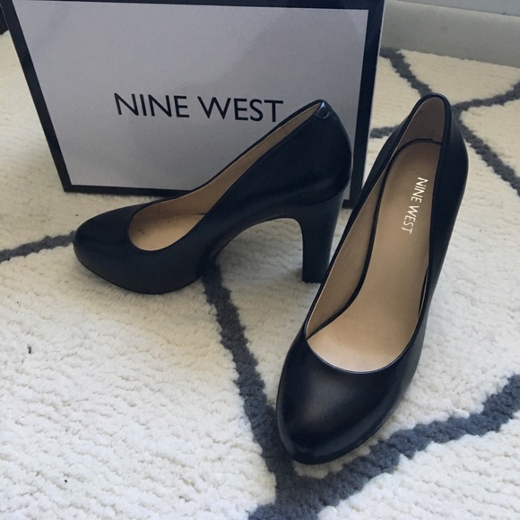 ✨SALE✨Nine West "Soboldo" Black Matte Leather Heel - Picture 1 of 4
