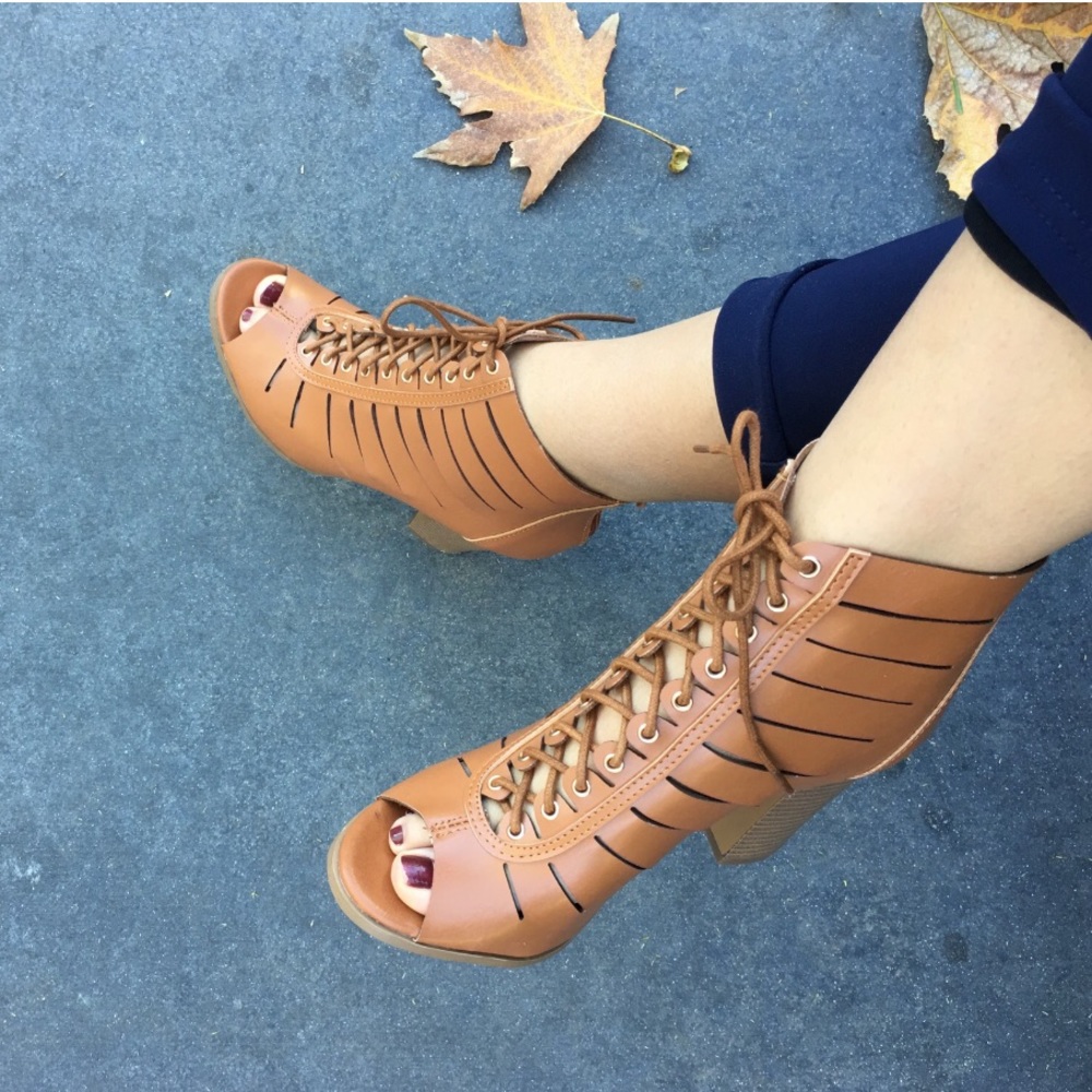 ❤️3/$50 ❤️🌸Open toe lace up sandals 🌸
