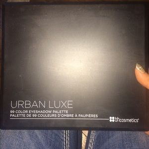 Bh cosmetics 99 color eyeshadow palette
