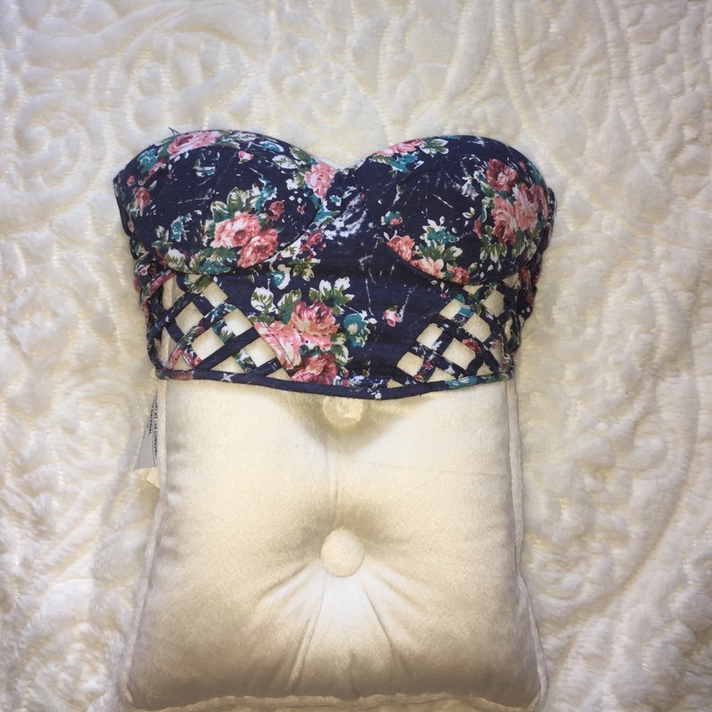 BLUE FLORAL CROP TOP WITH CUT OUTS AND SLIT BACK🌺