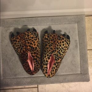 Leopard-foot slippers