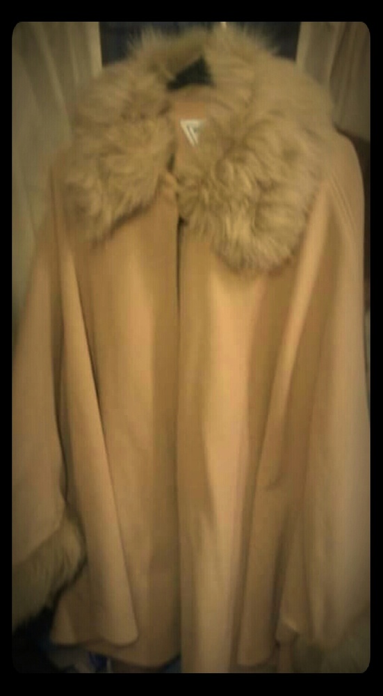 1/2x New With Tags Fur Neck Poncho Retail $129.00