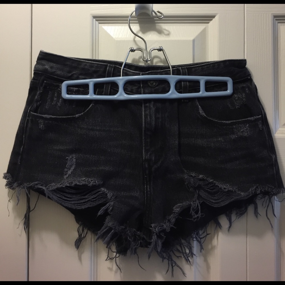 *DISTRESSED* Levi's high waisted  shorts- black