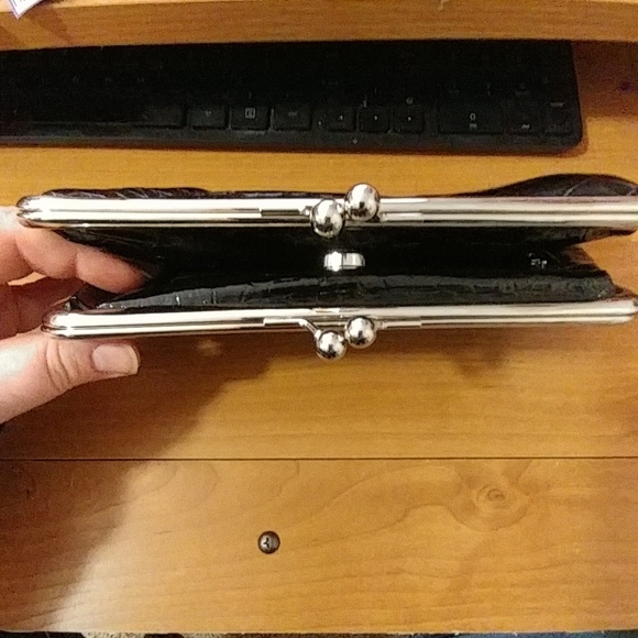 Black Faux Gator Patent Double Kiss Lock Clutch - Picture 2 of 5