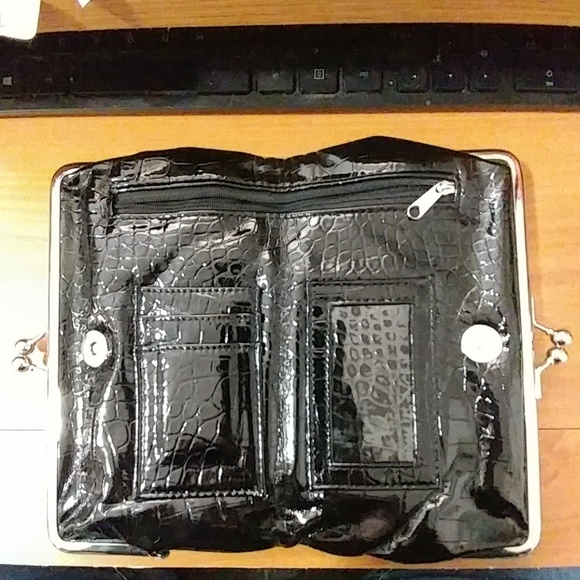 Black Faux Gator Patent Double Kiss Lock Clutch - Picture 3 of 5