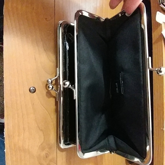 Black Faux Gator Patent Double Kiss Lock Clutch - Picture 4 of 5