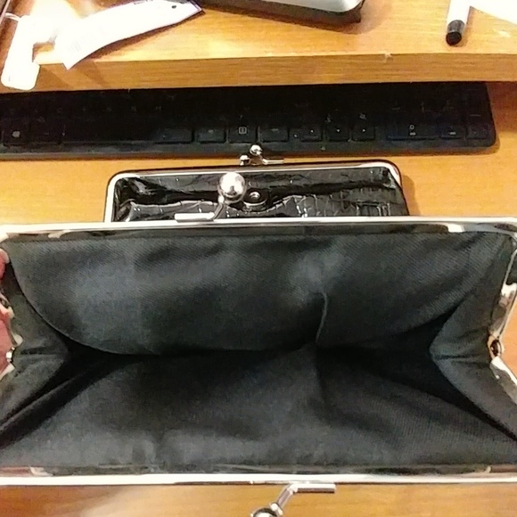 Black Faux Gator Patent Double Kiss Lock Clutch - Picture 5 of 5