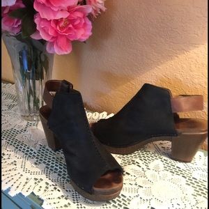 Very cute Dansko clogs. And sooo! Comfortable!