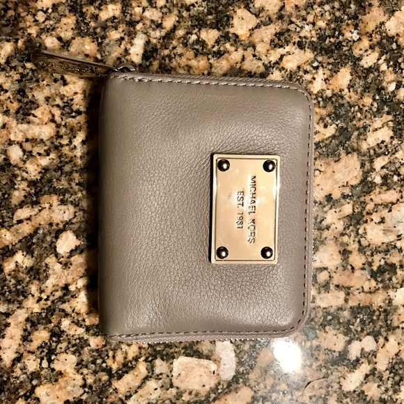 3 MK Purses and 1 MK wallet! - Picture 8 of 8