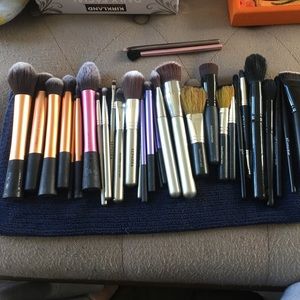 Cosmetic brushes