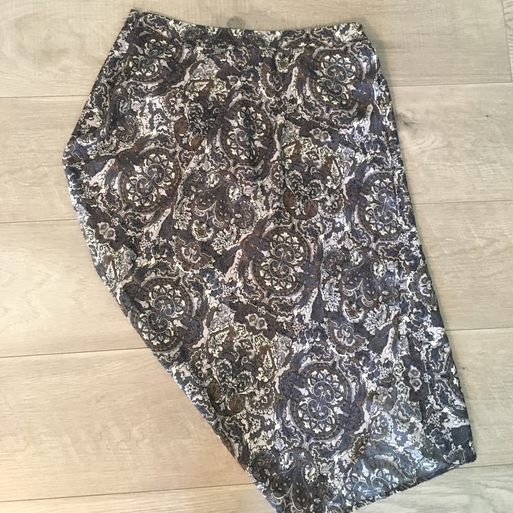 Side skirt in brown/grey/cream color