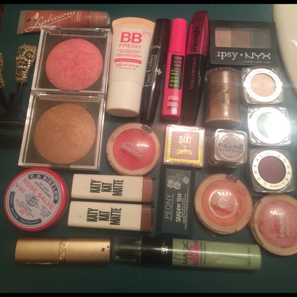 Lot of 24 make up items