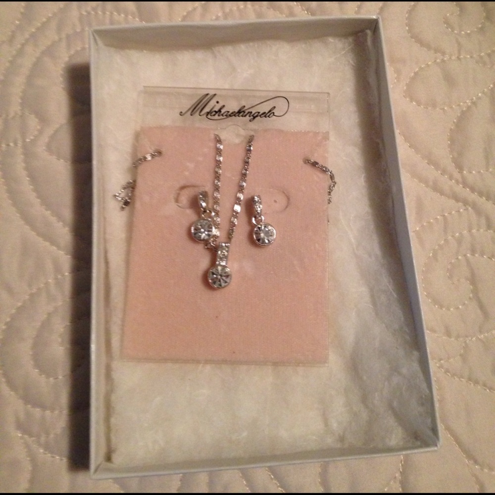 Earring and necklace set