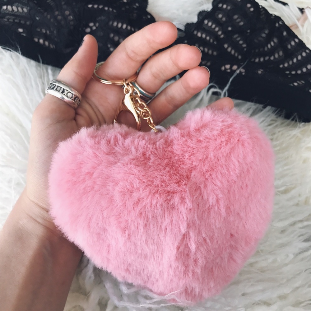 🖤 BLACK FRIDAY 🖤• faux fur pink heart keychain • - Picture 1 of 4