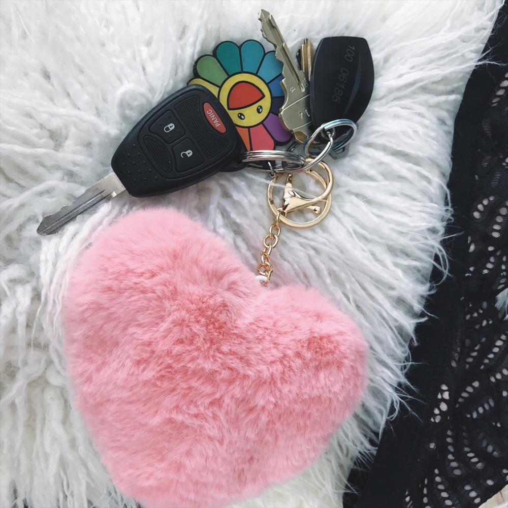 🖤 BLACK FRIDAY 🖤• faux fur pink heart keychain • - Picture 3 of 4