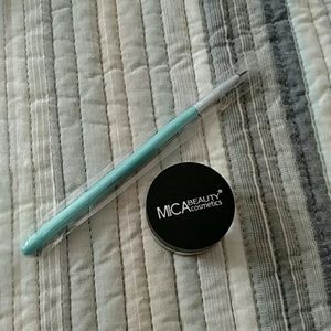 MICA Beauty Cosmetics gel eye liner in black
