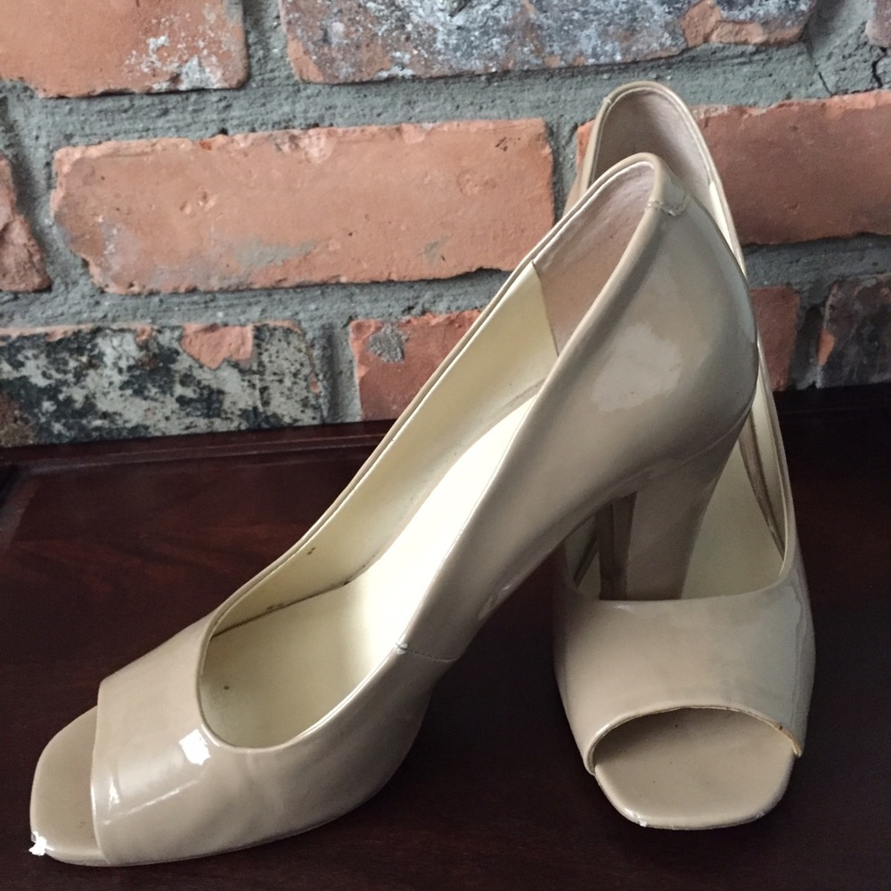 Nine West nude peep toe pump