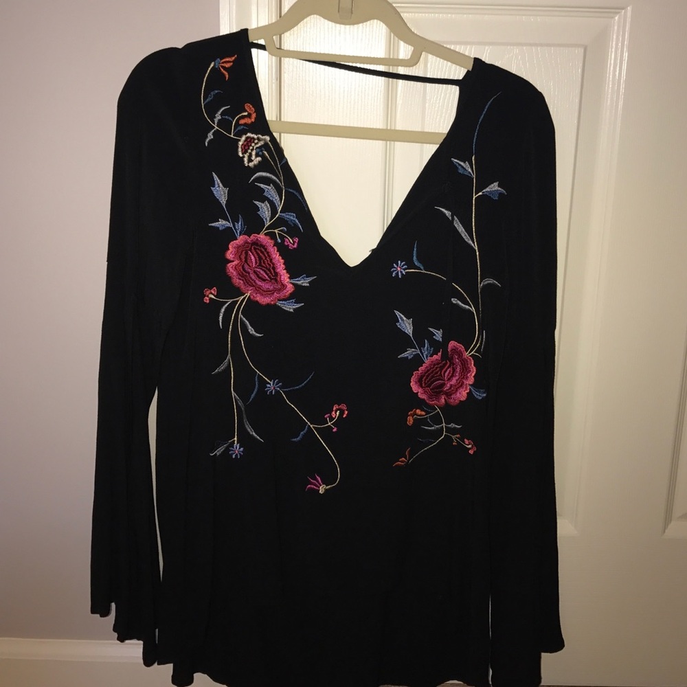 black tunic w. floral embroidered front, low back
